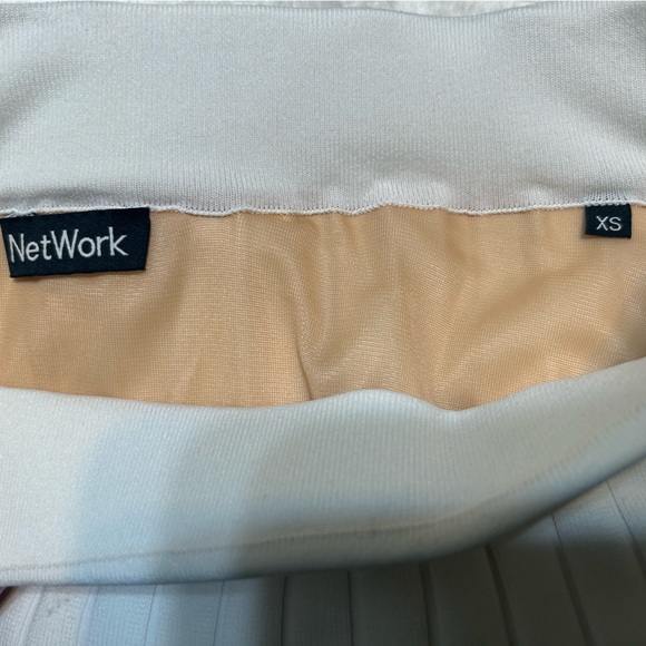 Network white skirt with fuzzy pompom like print - Picture 2 of 3
